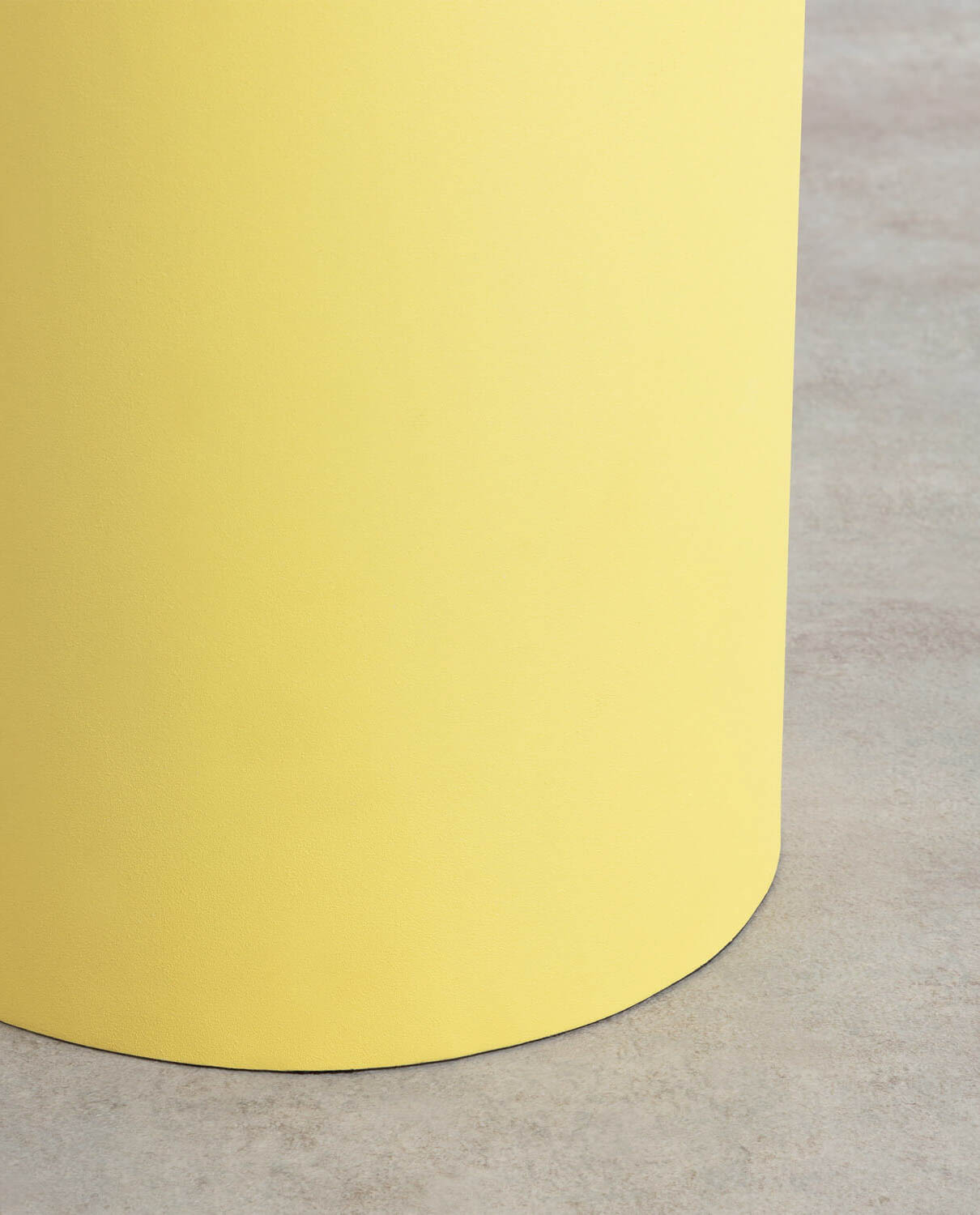 Table d'appoint ovale en métal jaune — détail 6