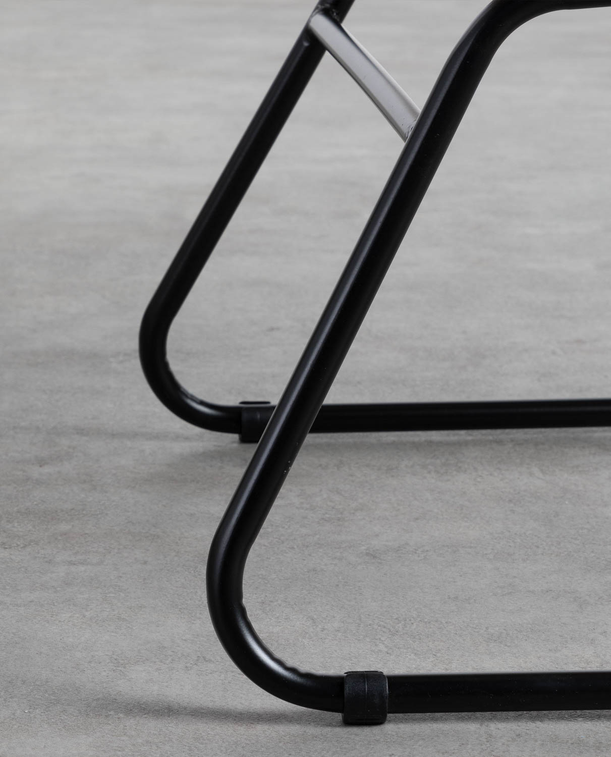 Salon de jardin avec deux fauteuils et table basse — détail 3