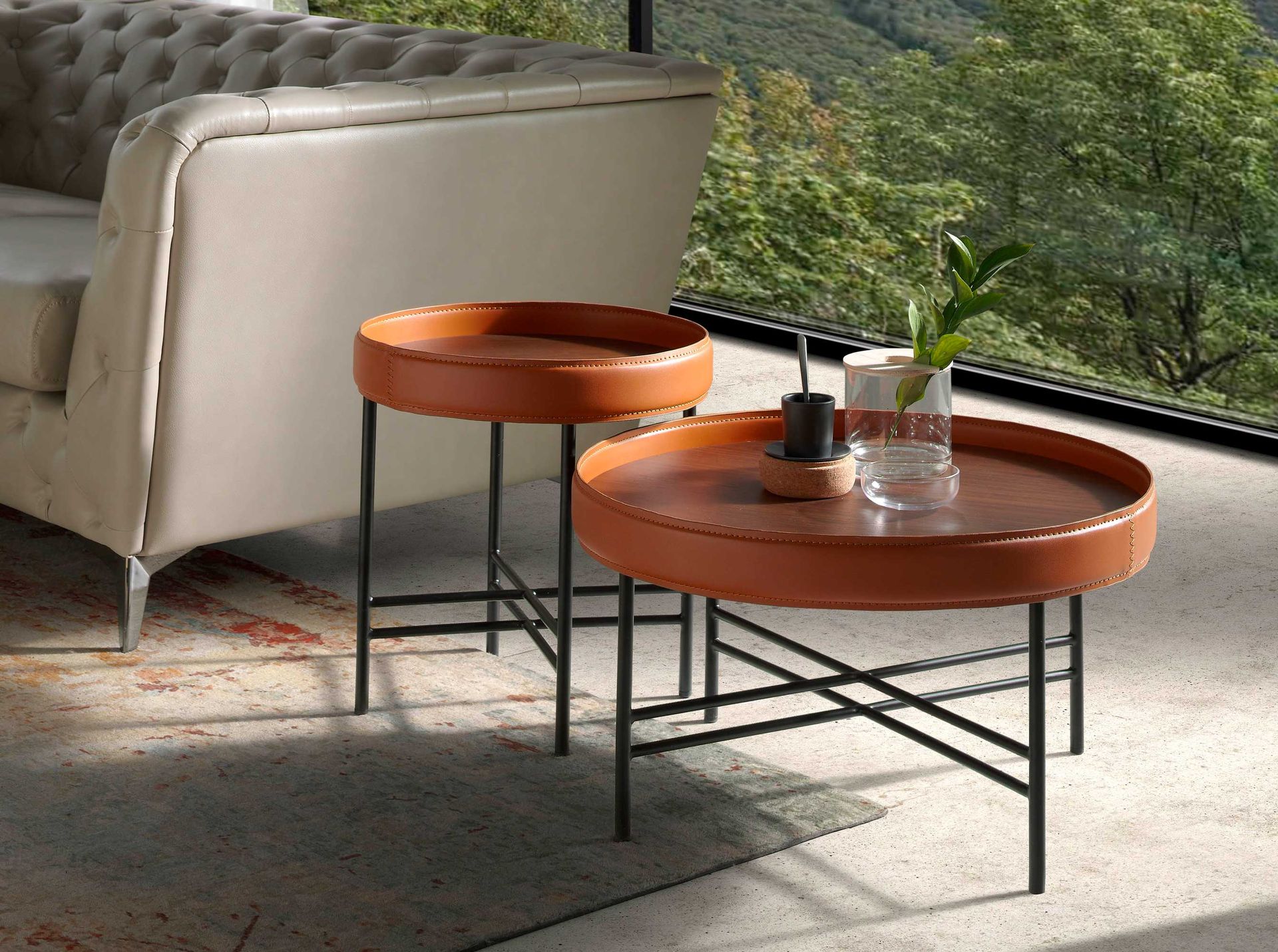 Table basse ronde en similicuir, noyer et acier noir — détail 5