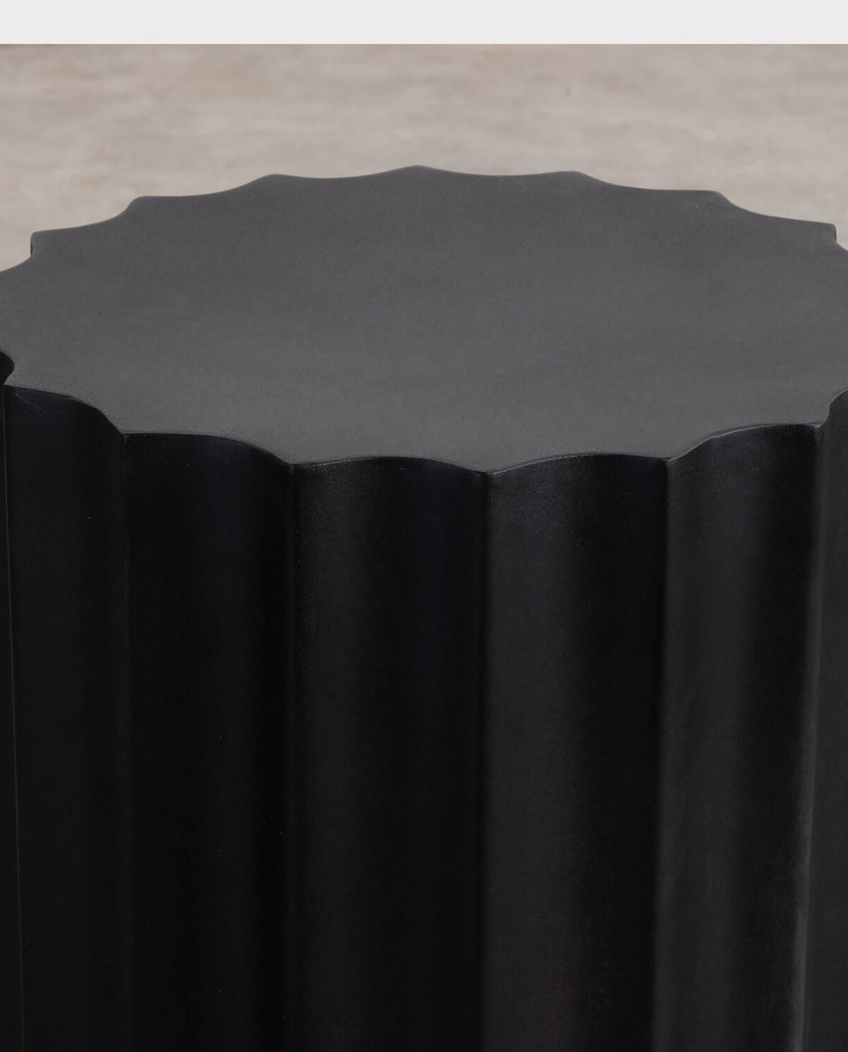Table d'appoint ronde en métal noir