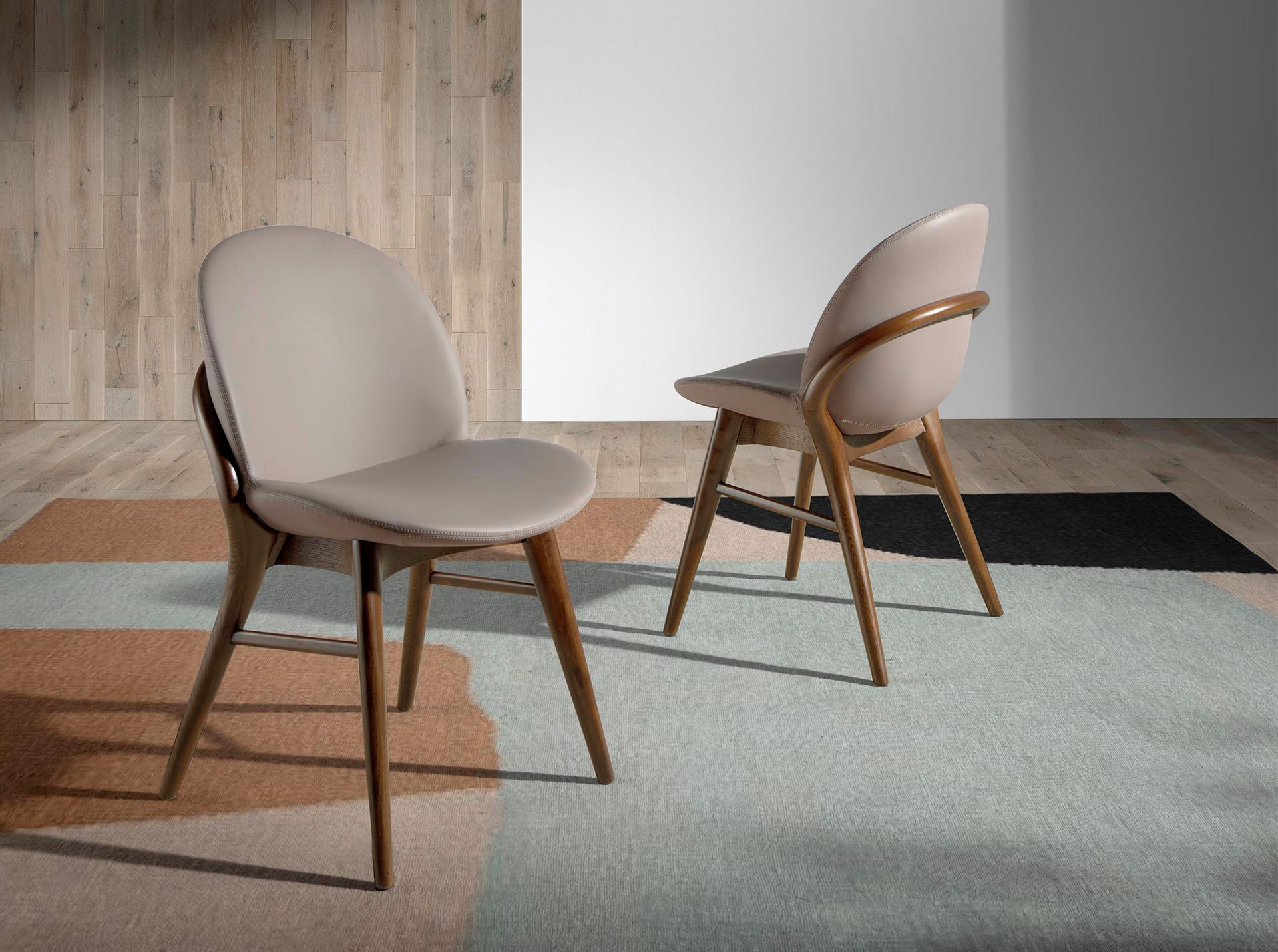 Chaise en similicuir vison foncé — détail 3