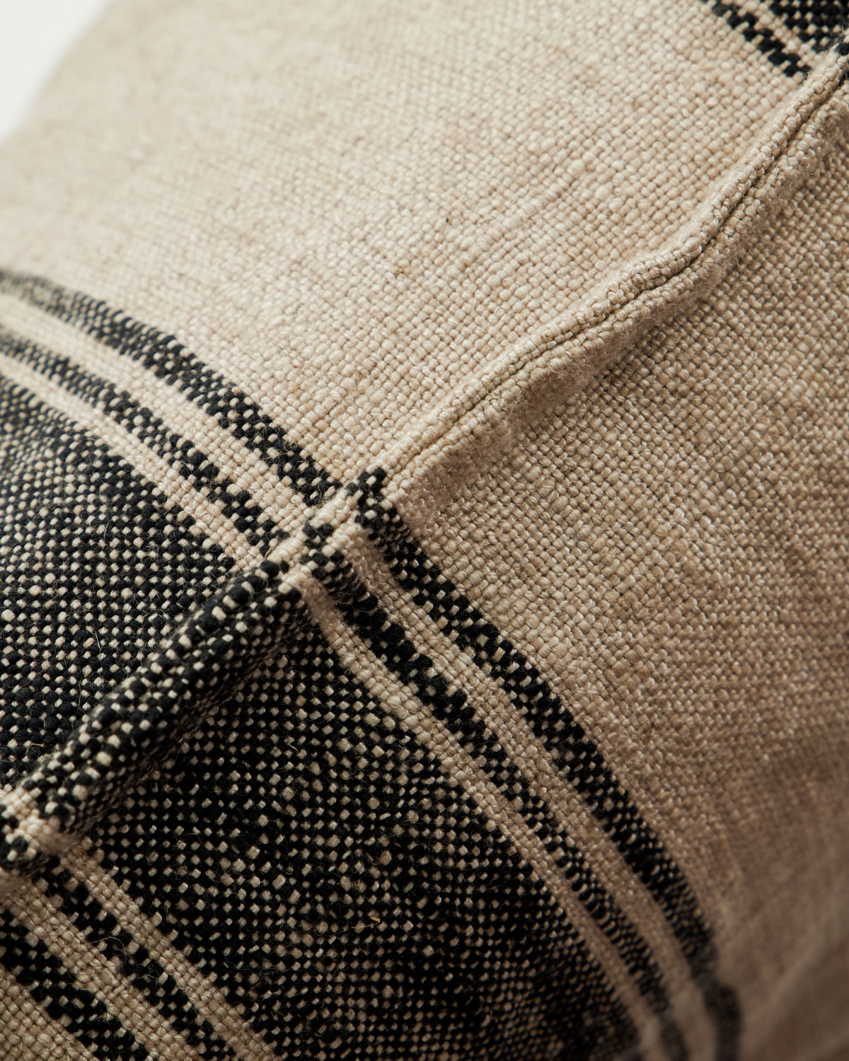 Housse de coussin carré en lin rayé — détail 3