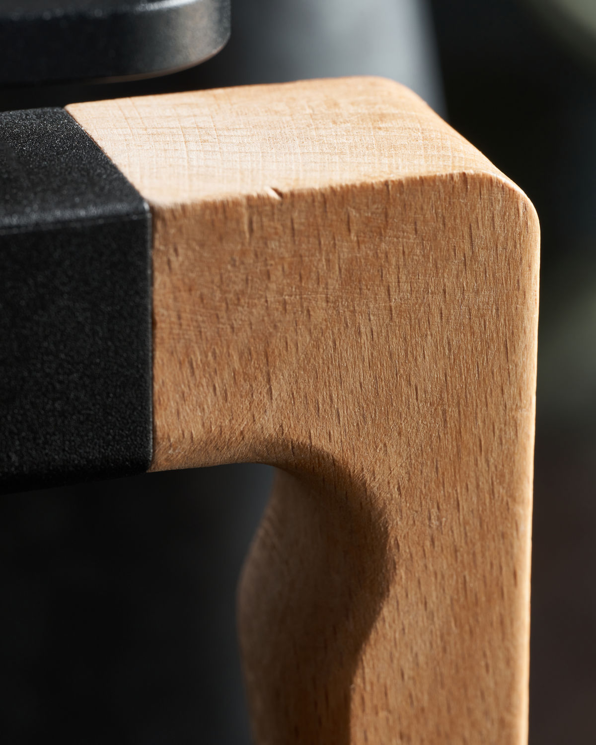 Théière thermos noir avec poignée bois — détail 3