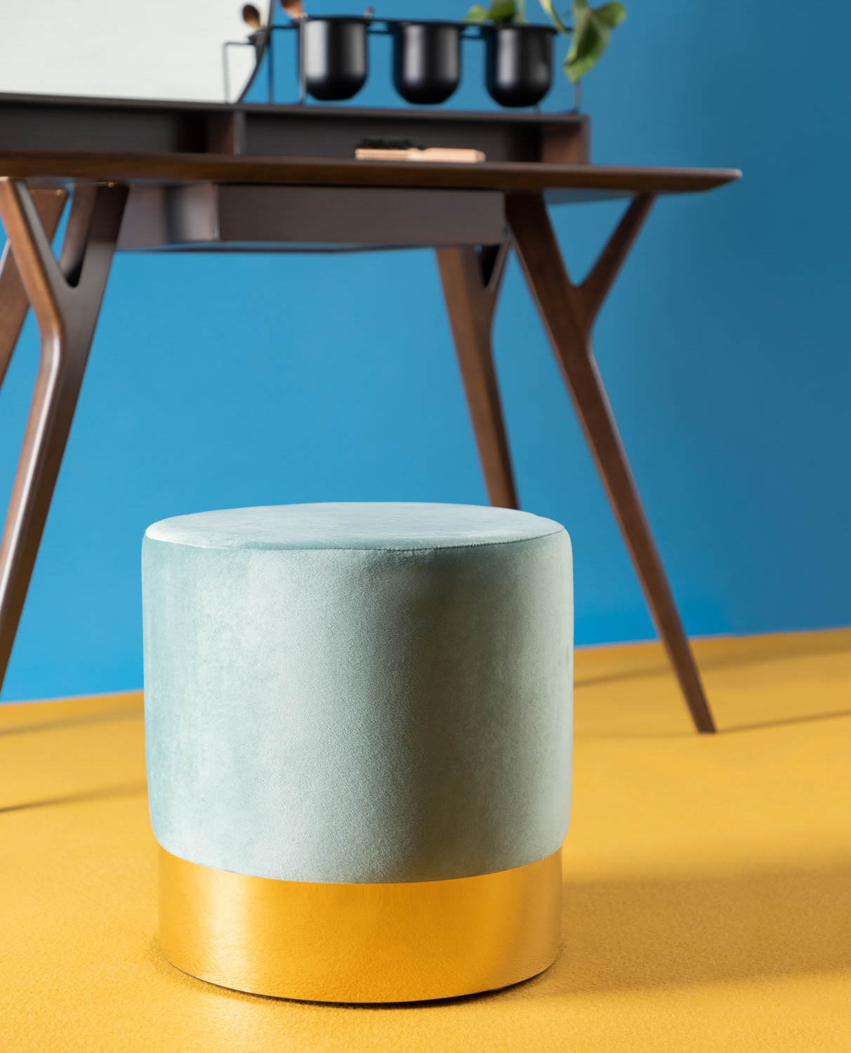 Pouf rond en velours et métal doré