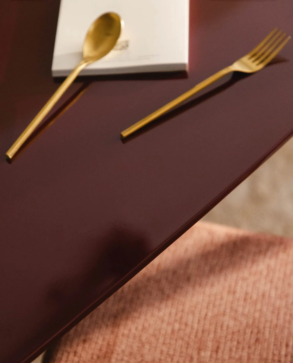 Table de salle à manger en bois et fibre de verre rouge tinto — détail 3