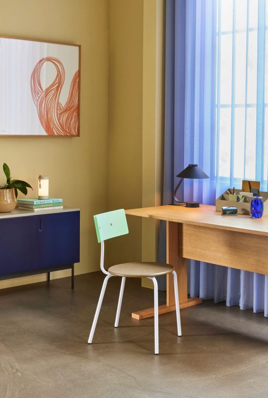 Bureau avec porte-magazines intégré — détail 3