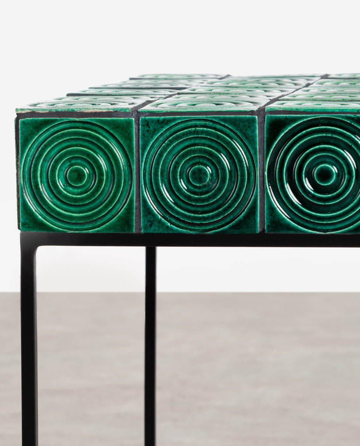Table d'appoint carré en carreaux et métal — détail 4
