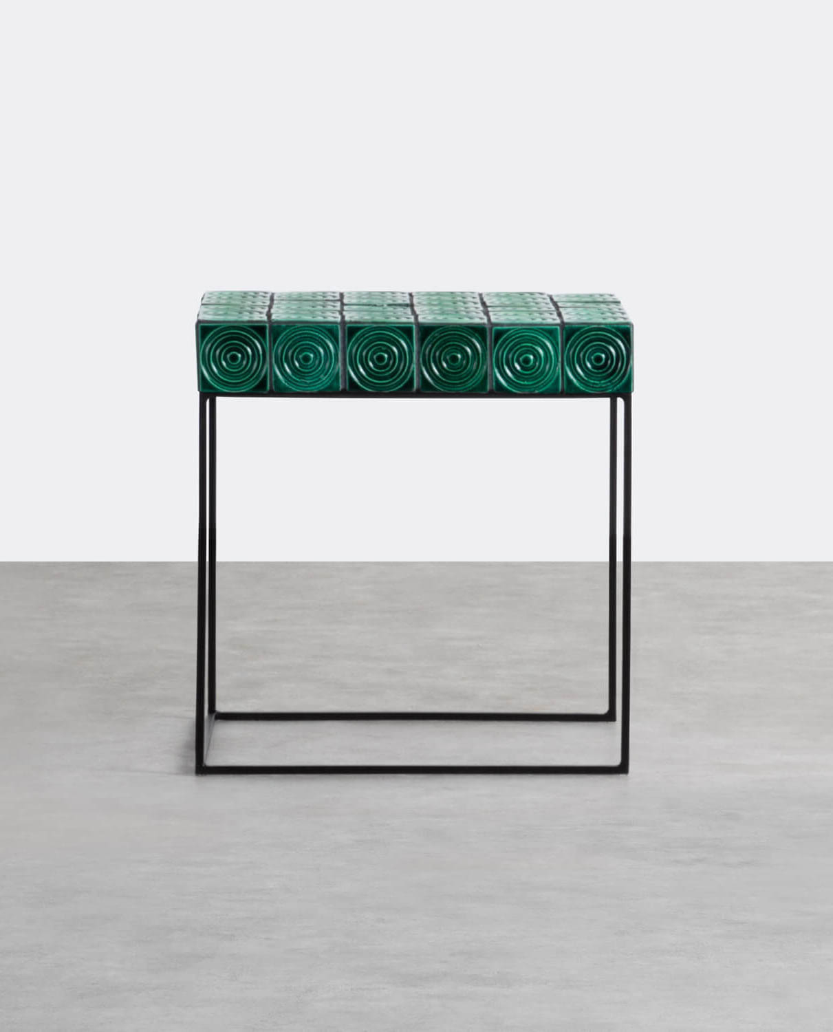 Table d'appoint carré en carreaux et métal — détail 3