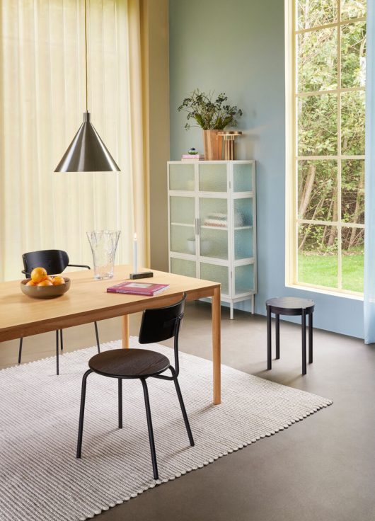 Commode en acier et verre flouté