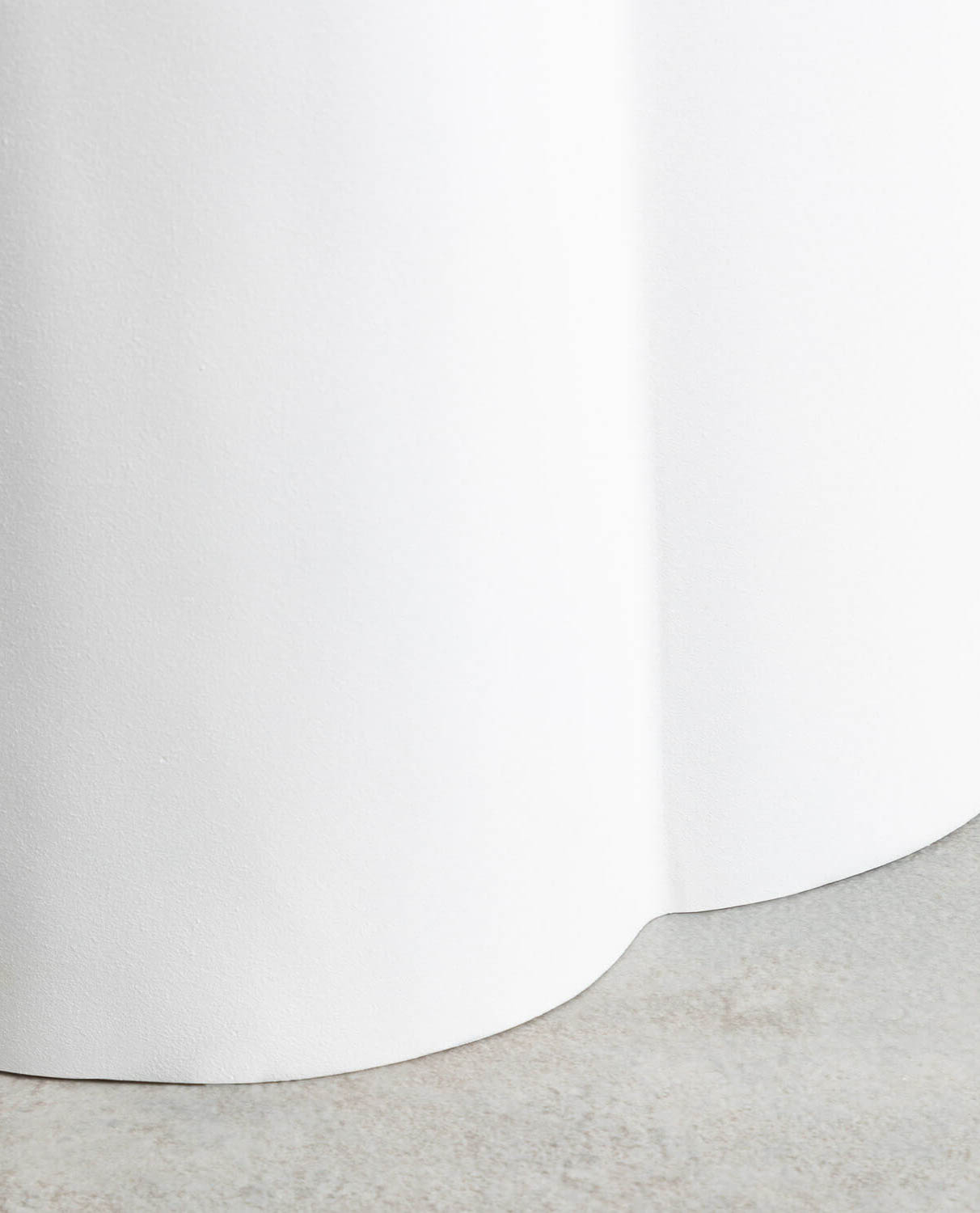 Table d'appoint ronde en métal blanc — détail 6
