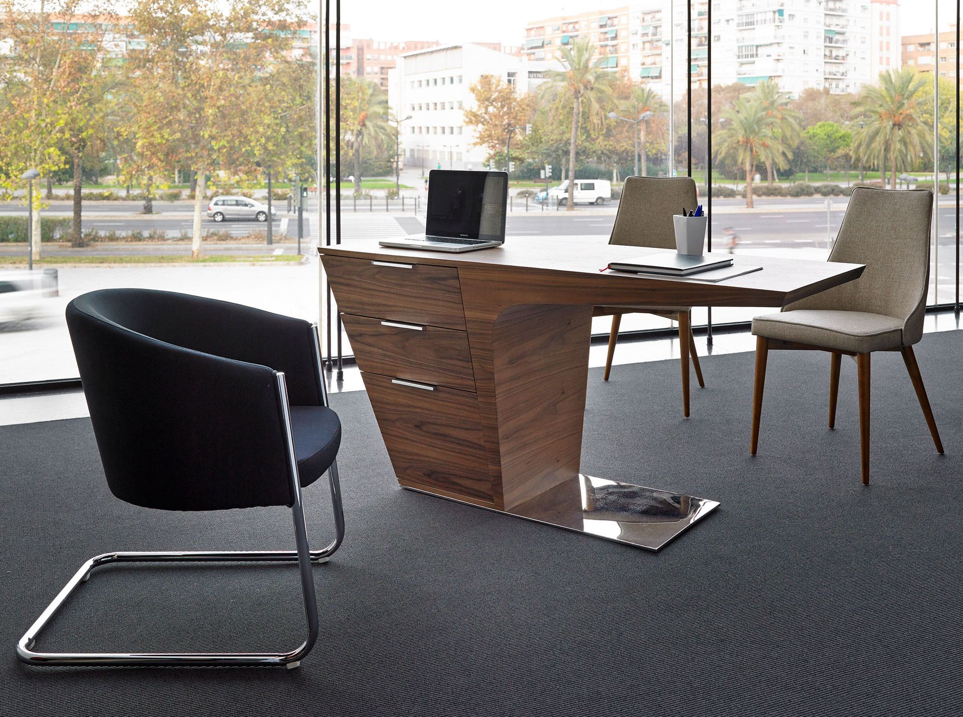 Bureau en noyer avec base en acier chromé - Finitions noyer et acier — détail 5