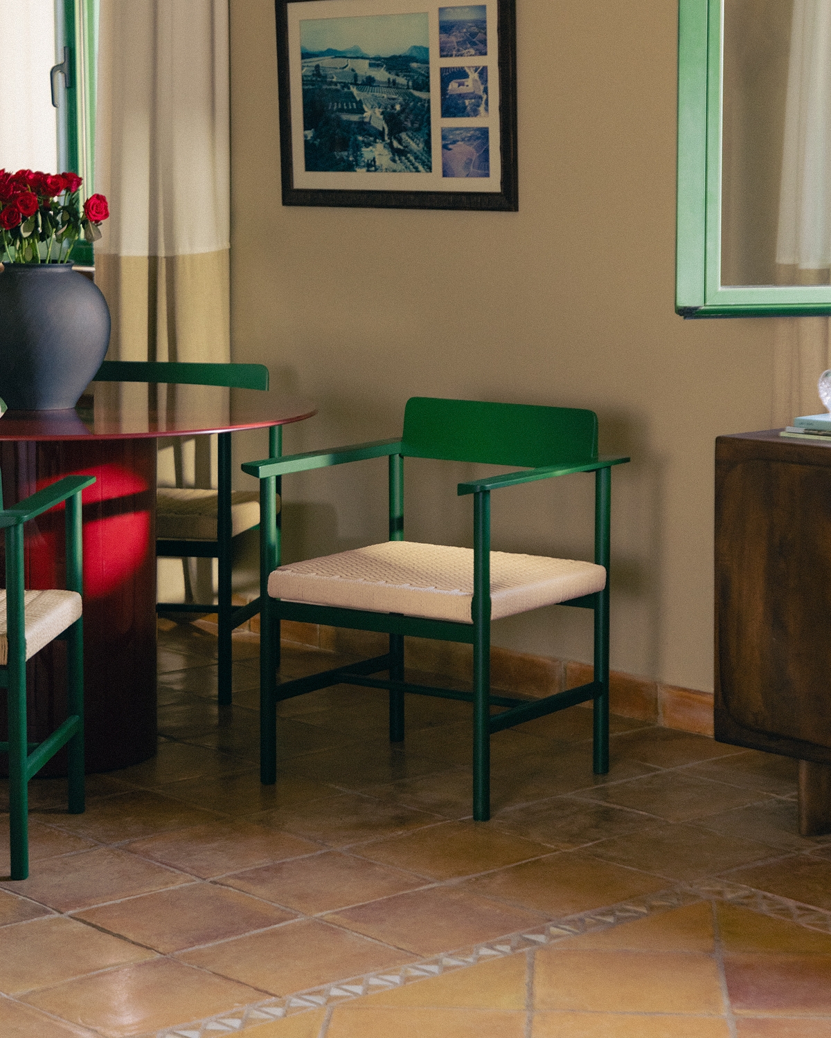 Chaise avec accoudoirs en bois et rotin Paula — Coloris au choix
