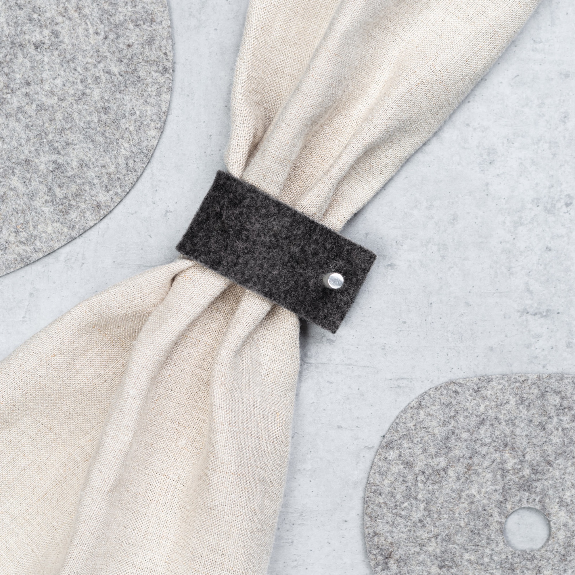 Lot de 4 ronds de serviette en feutre finition alu