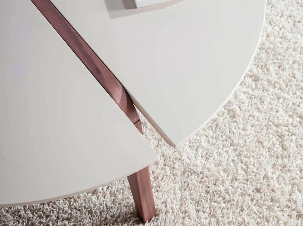 Table basse en bois laqué crème — détail 3