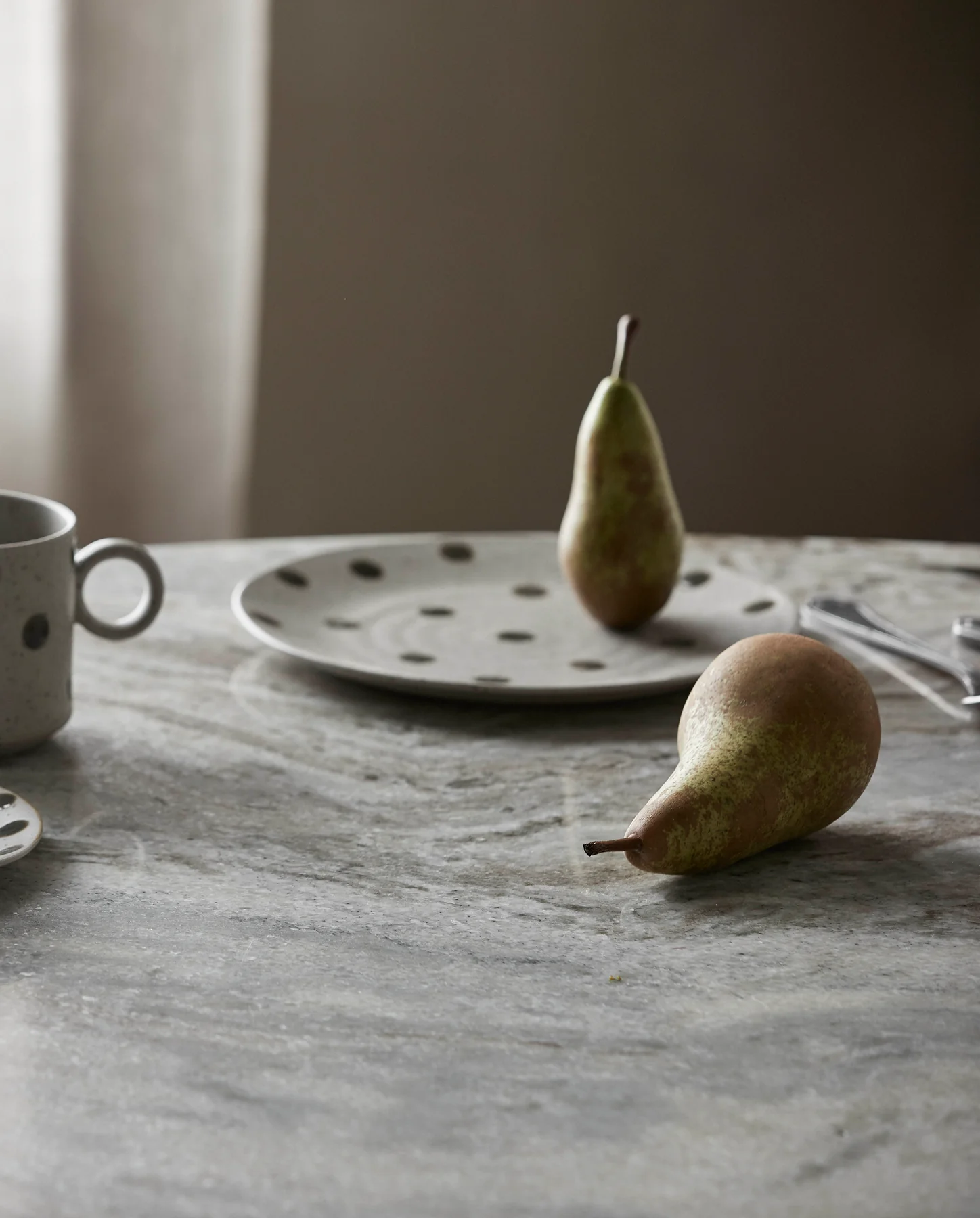 Lot de 4 assiettes en céramique crème à point vert — détail 3