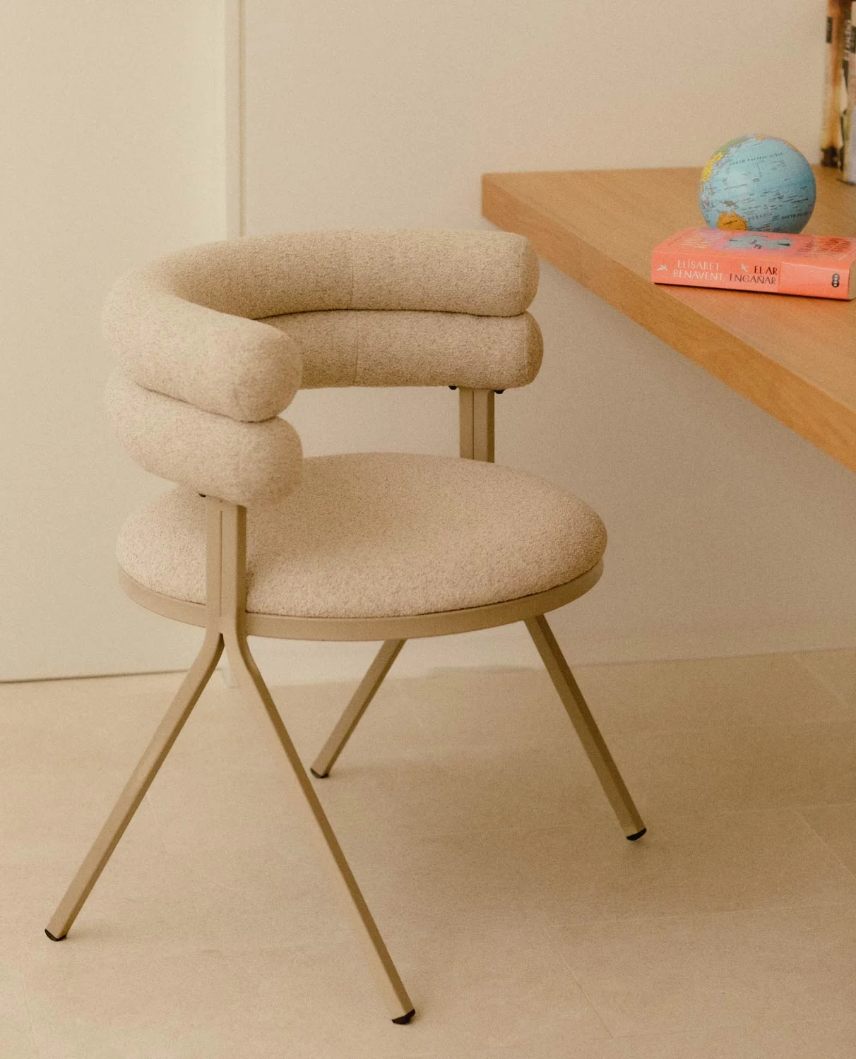 Chaise de salle à manger arrondie en métal et tissu beige