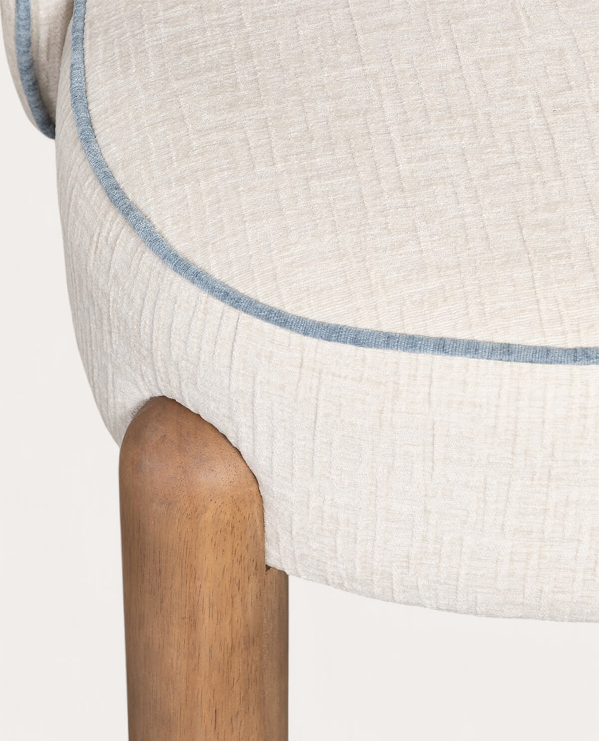 Fauteuil en tissu et bois Louis - Coloris au choix — détail 3