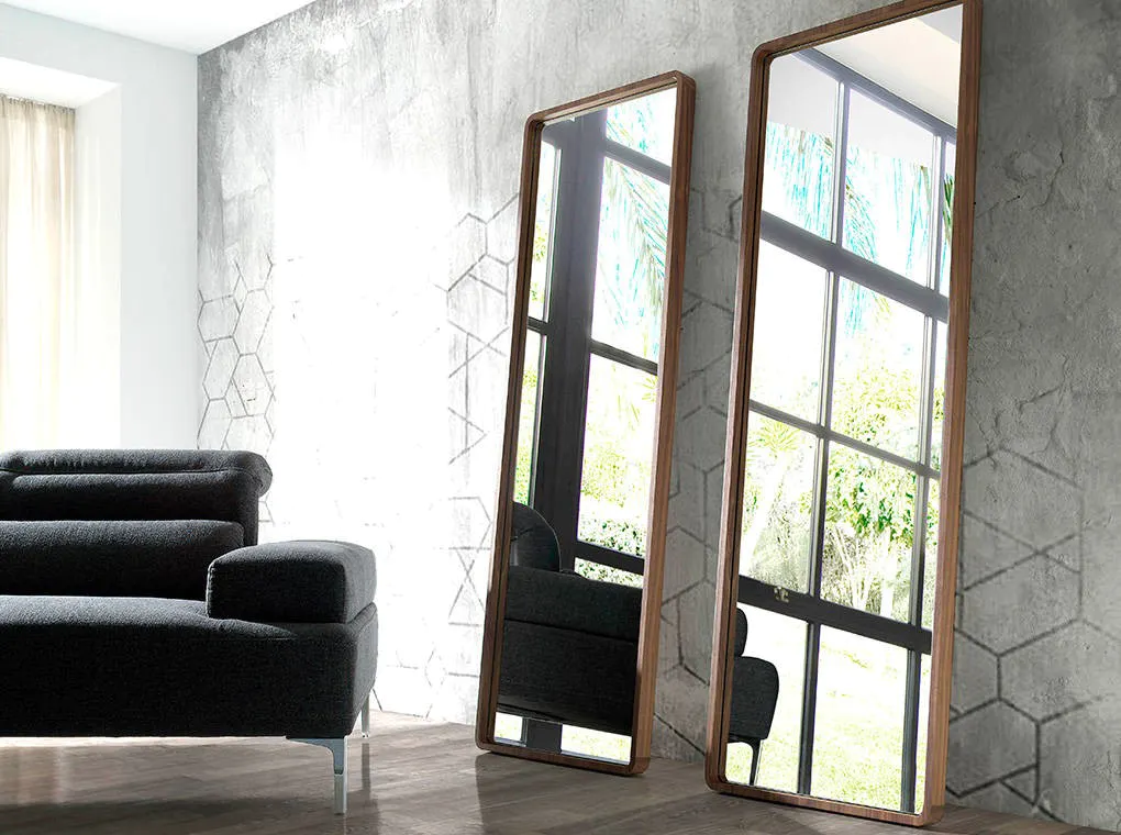 Miroir sur pied avec cadre en bois