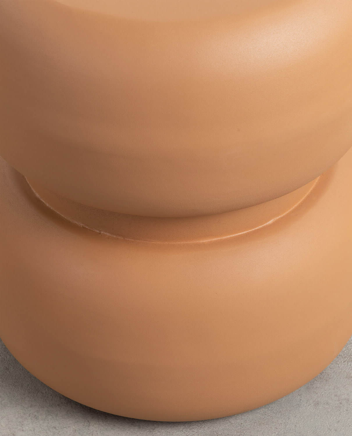 Table d'appoint ronde en métal marron — détail 3