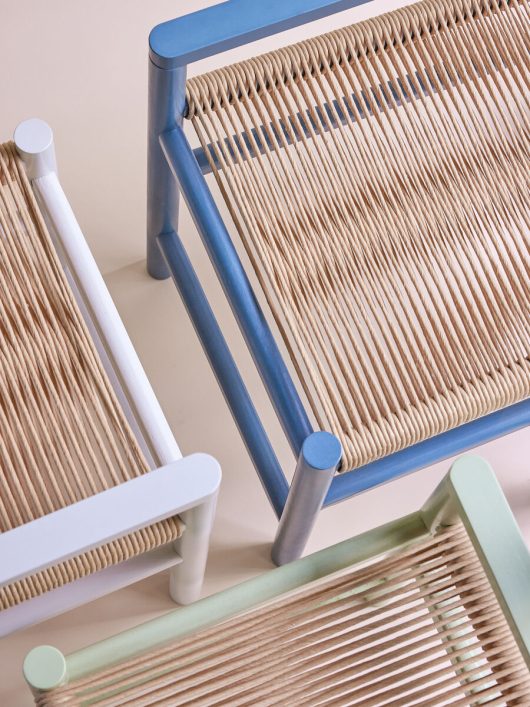 Banc au design scandinave bleu pétrole — détail 4