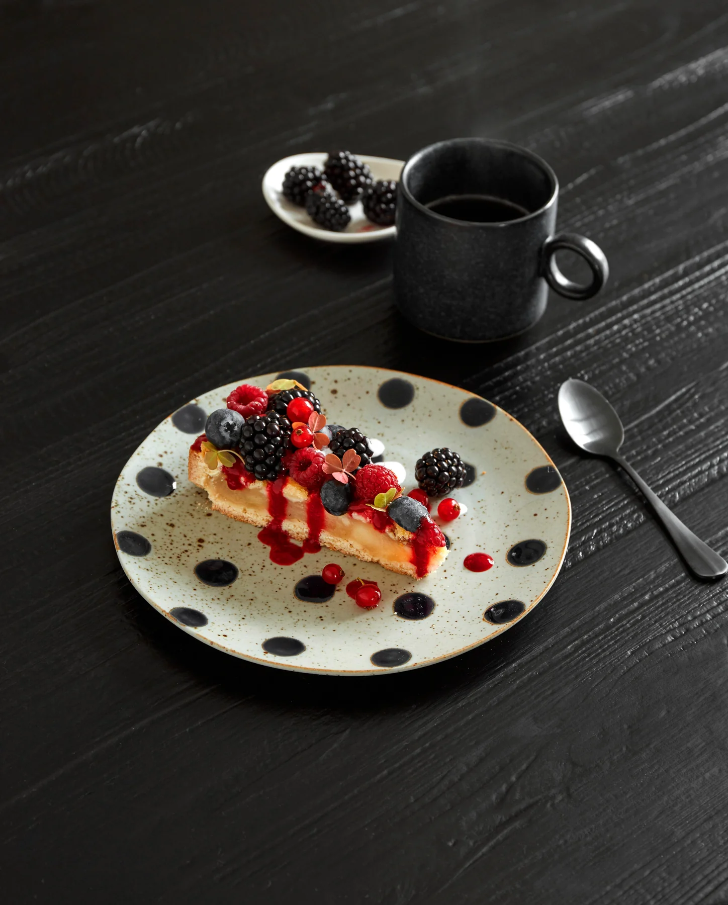 Lot de 4 assiettes en céramique crème à point noir