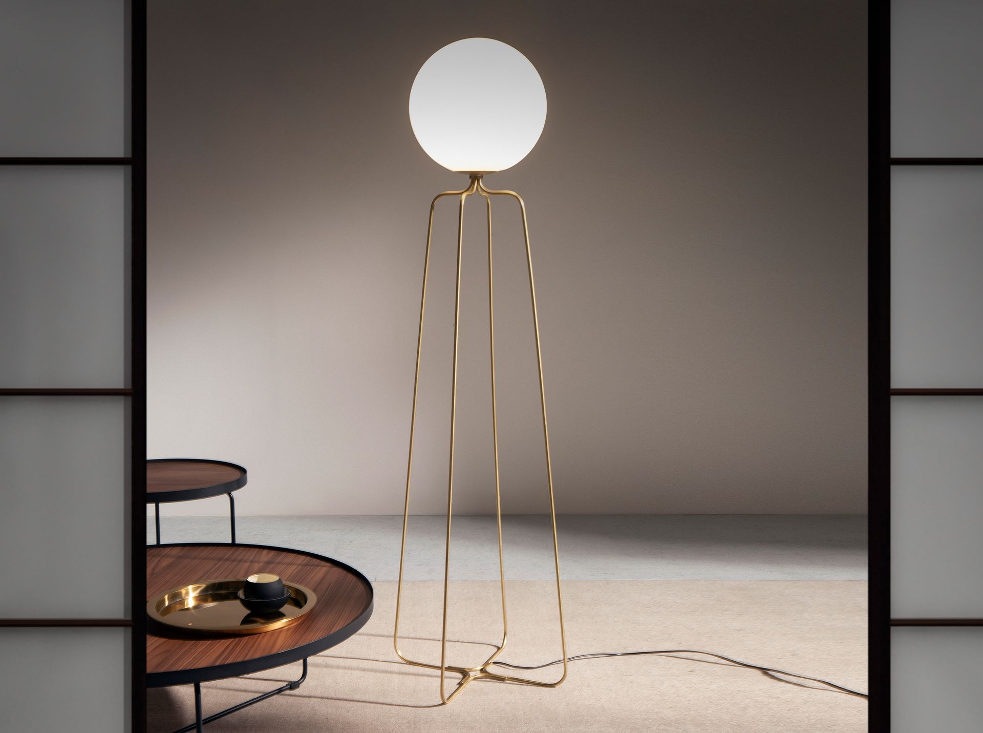 Lampadaire acier doré et verre blanc - Coloris blanc et or — détail 3