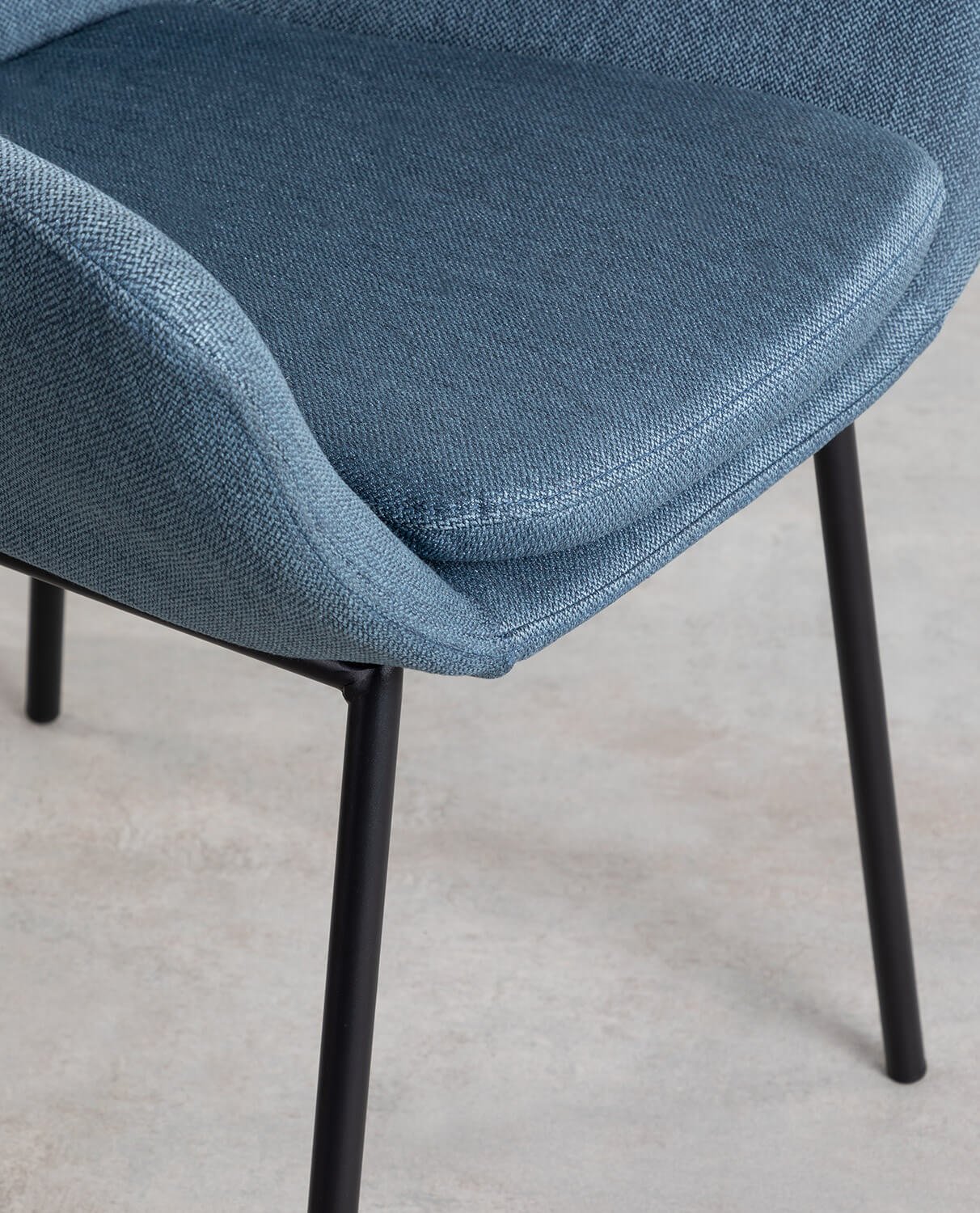 Chaise de salle à manger en métal avec accoudoir et tissu bleu — détail 4