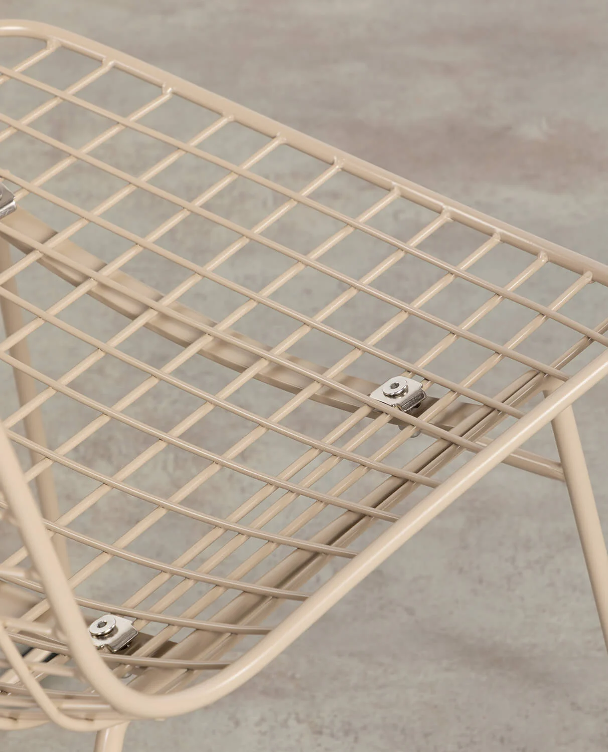Chaise de salle à manger au dossier haut en métal sans coussin grise — détail 4