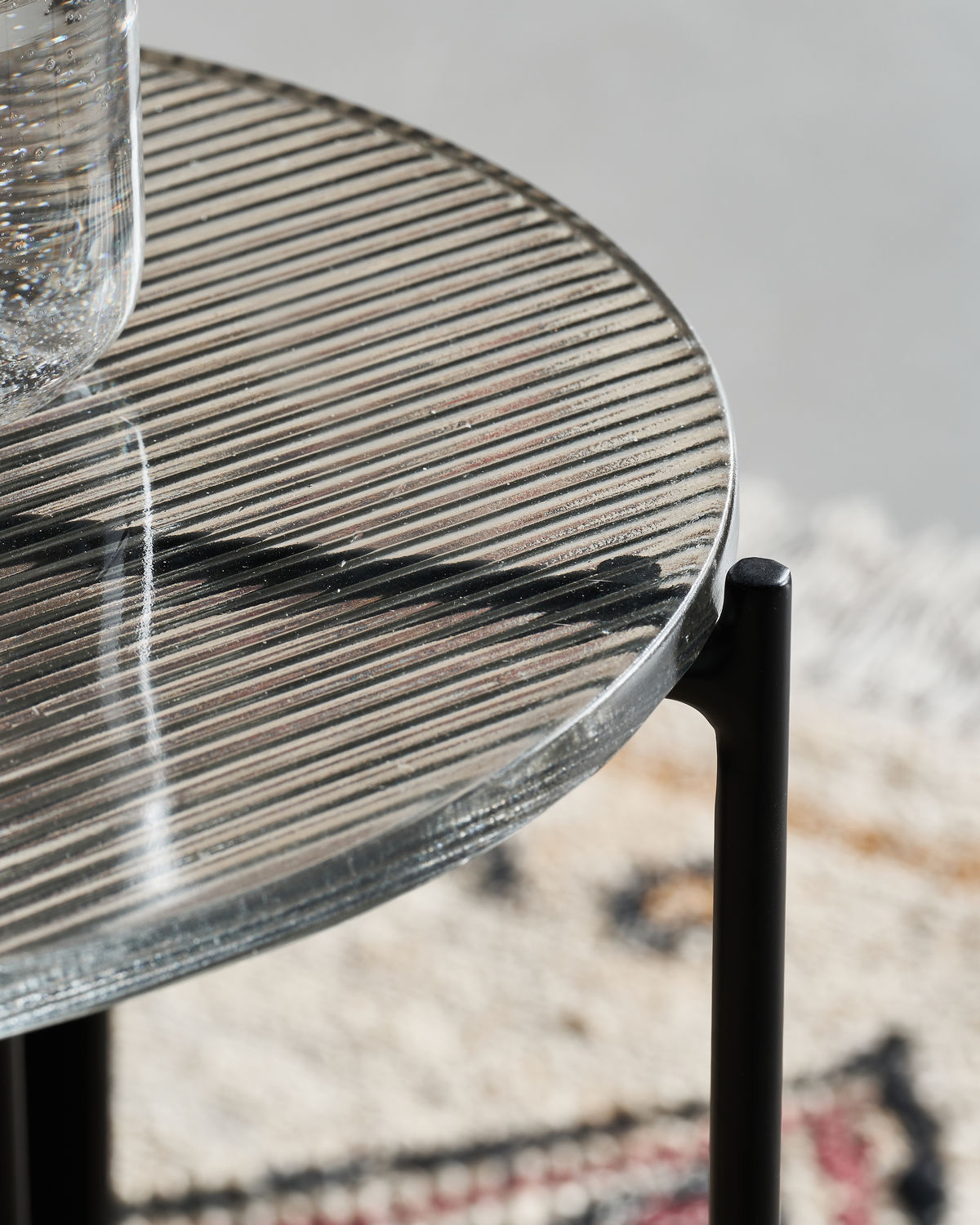 Table basse avec plateau en verre strié — détail 3