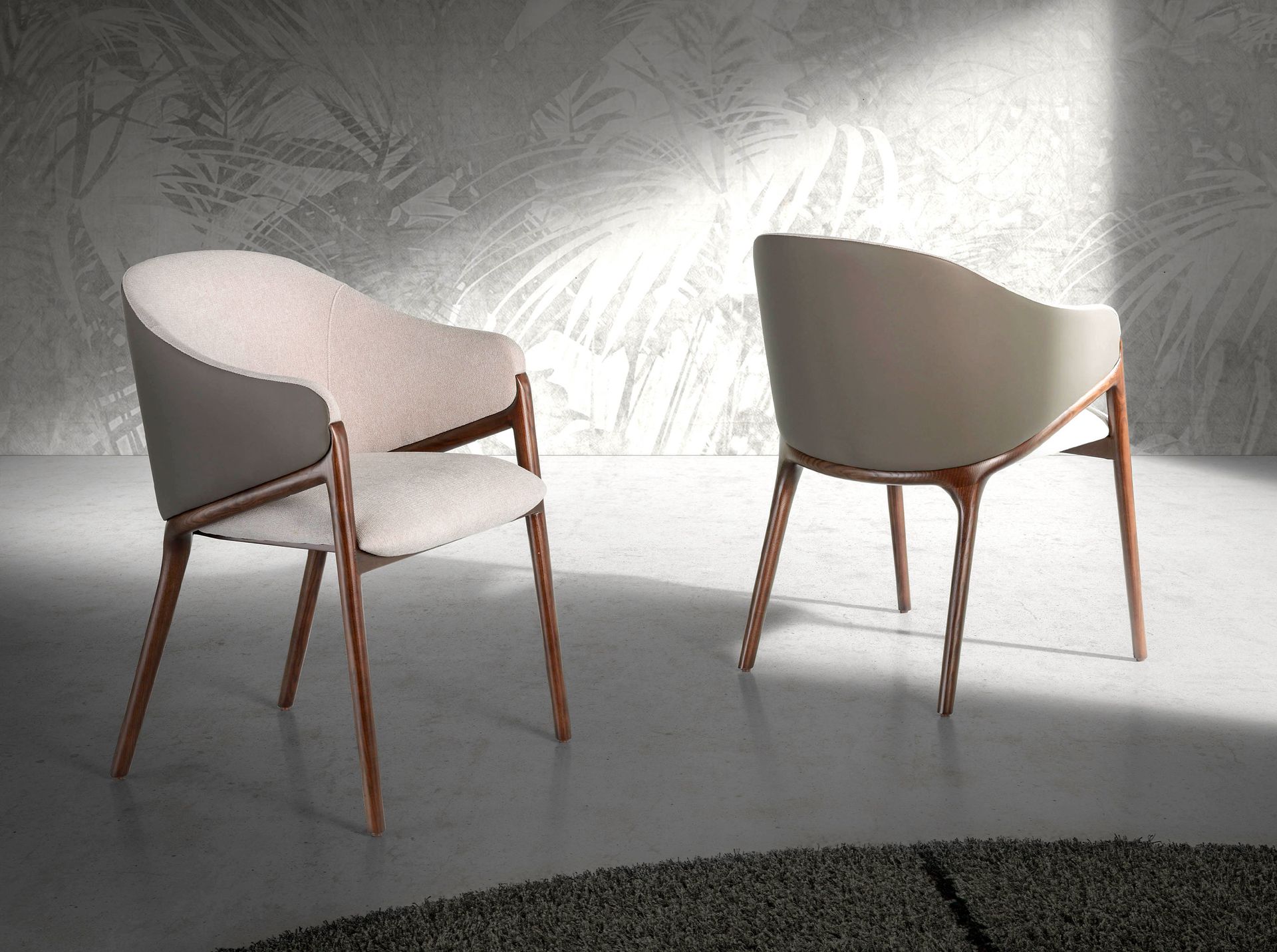 Chaise en tissu et similicuir - Finitions beige, taupe et noyer — détail 3