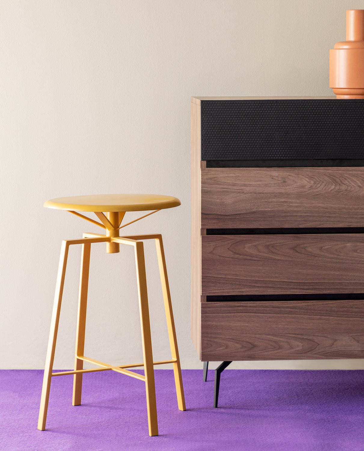 Tabouret haut en métal jaune
