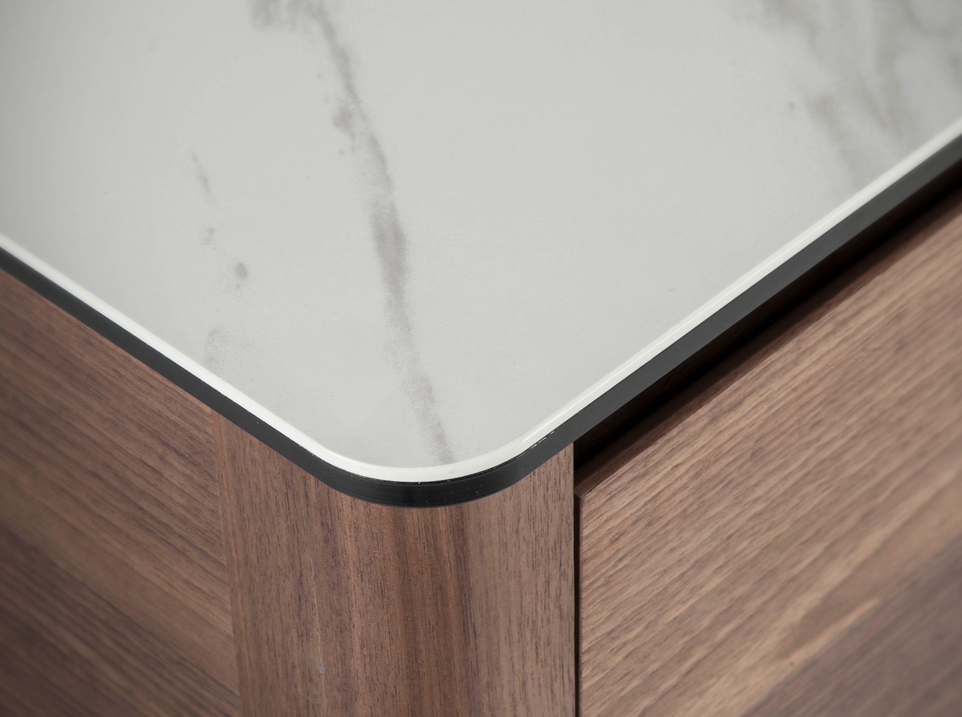 Meuble TV en noyer avec plateau en verre imitation marbre — détail 5