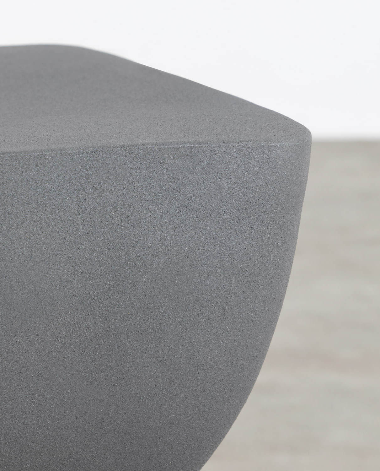 Table d'appoint en métal gris — détail 4