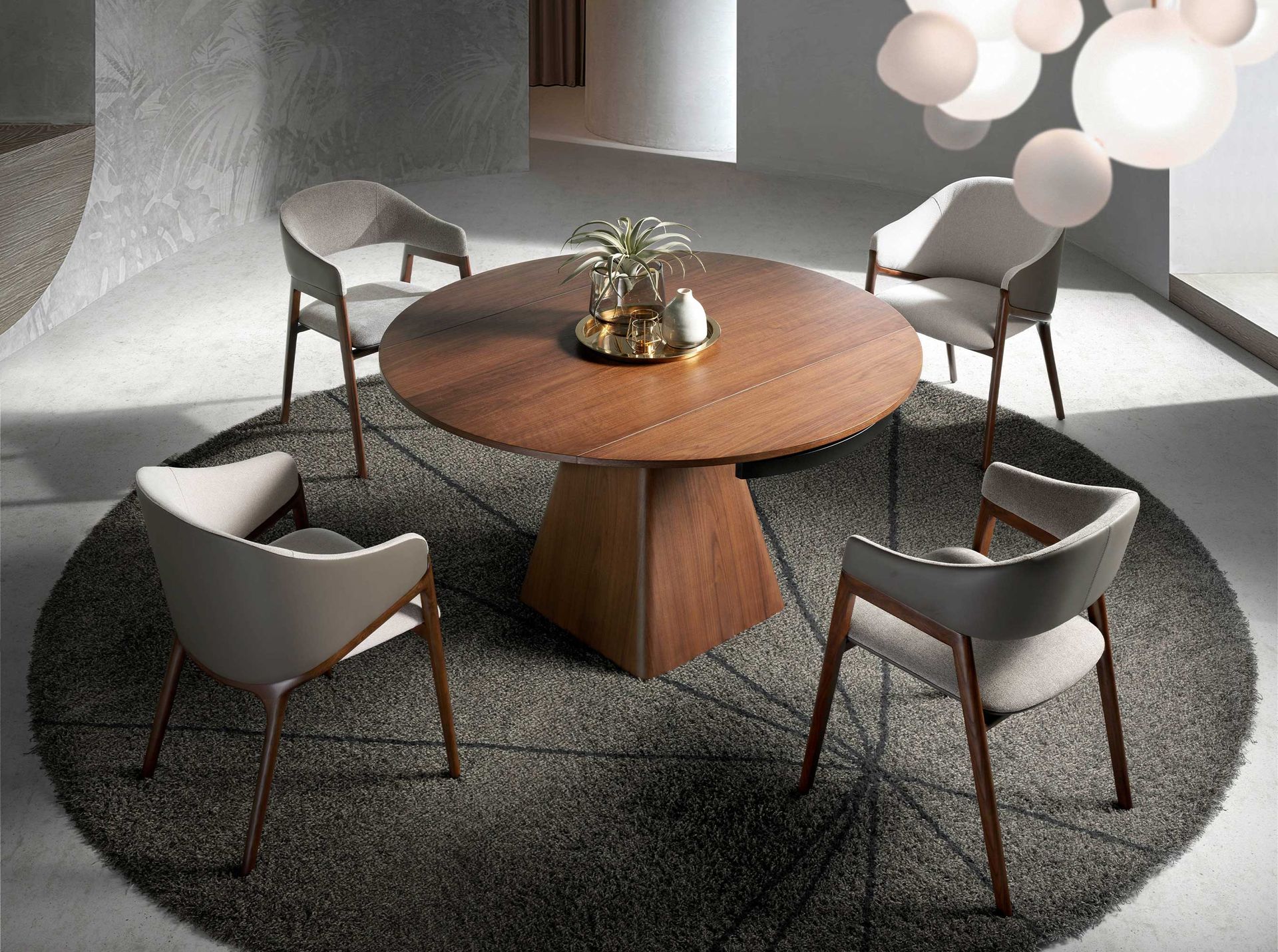 Chaise en tissu et similicuir - Finitions beige, taupe et noyer — détail 4