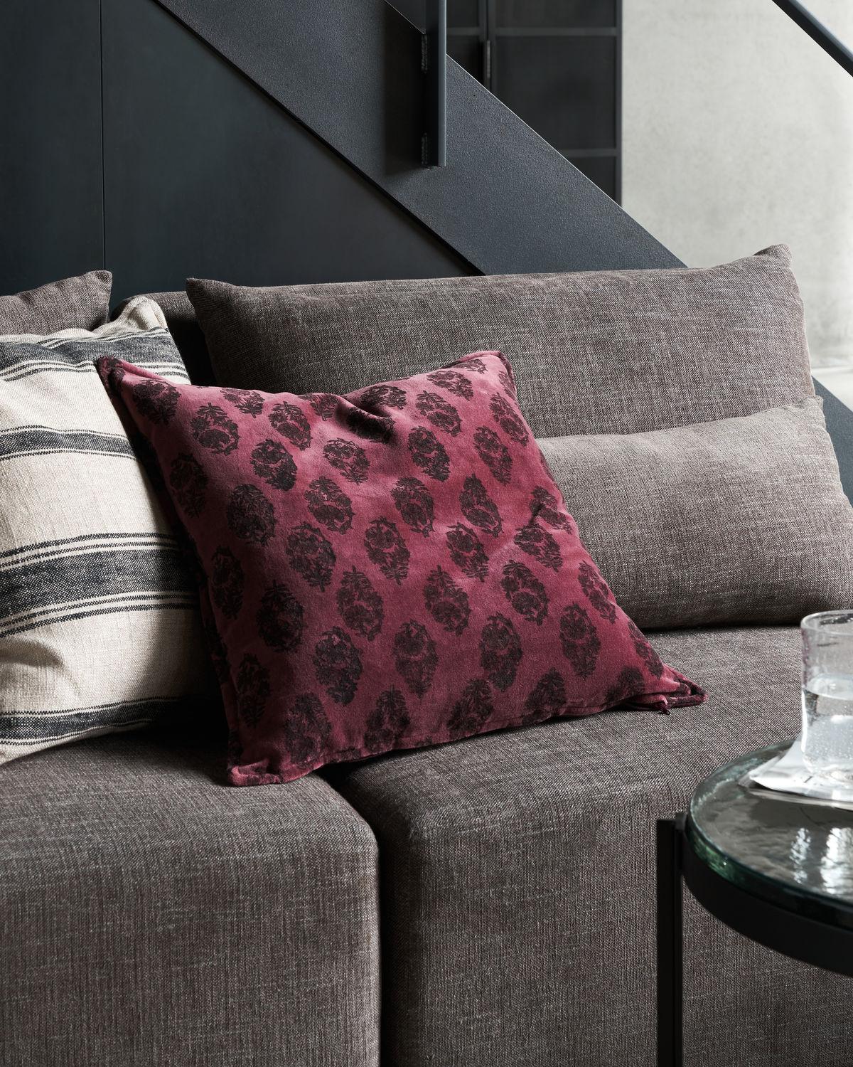 Housse de coussin carré en velour de coton prune à motif