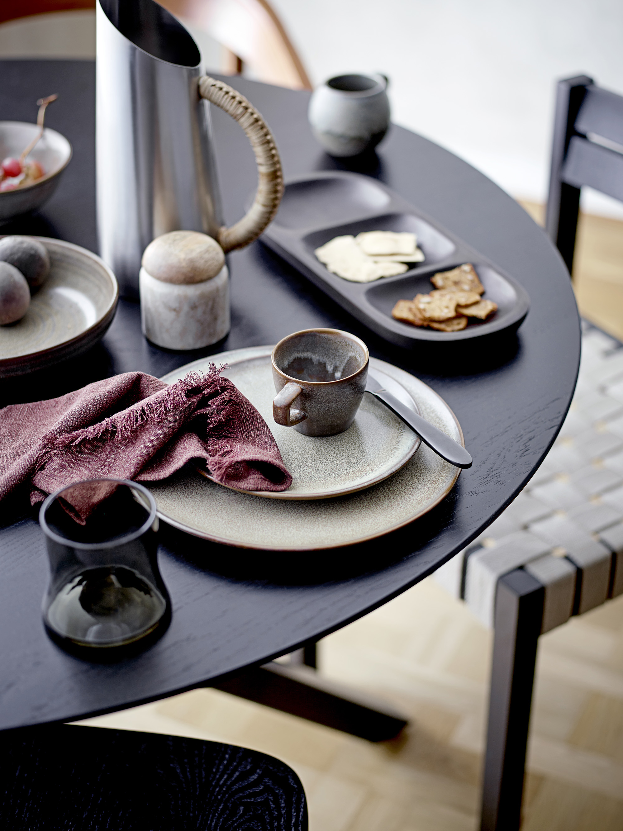 Lot de 4 assiettes plates avec aspect sablé marron — détail 4