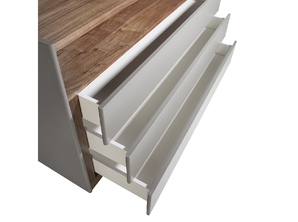 Commode en bois de noyer avec tiroirs — détail 6