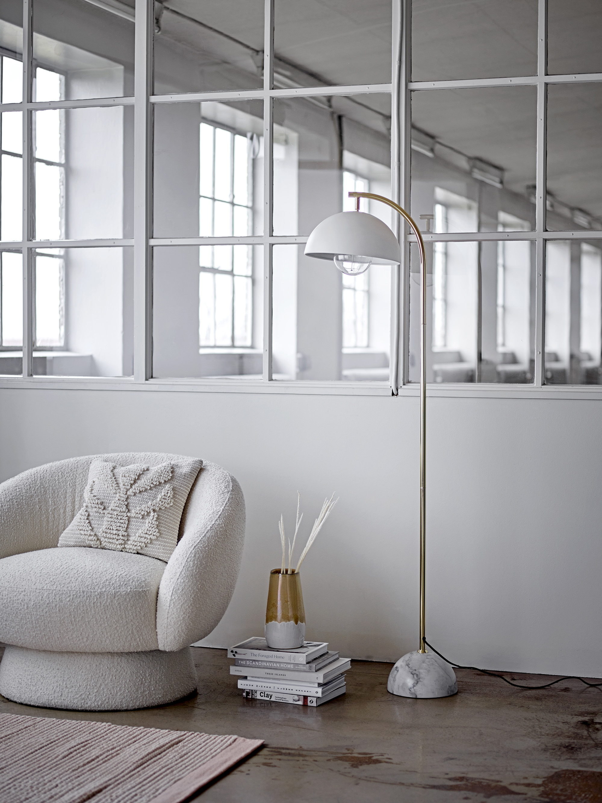 Fauteuil ovale en polyester blanc — détail 3