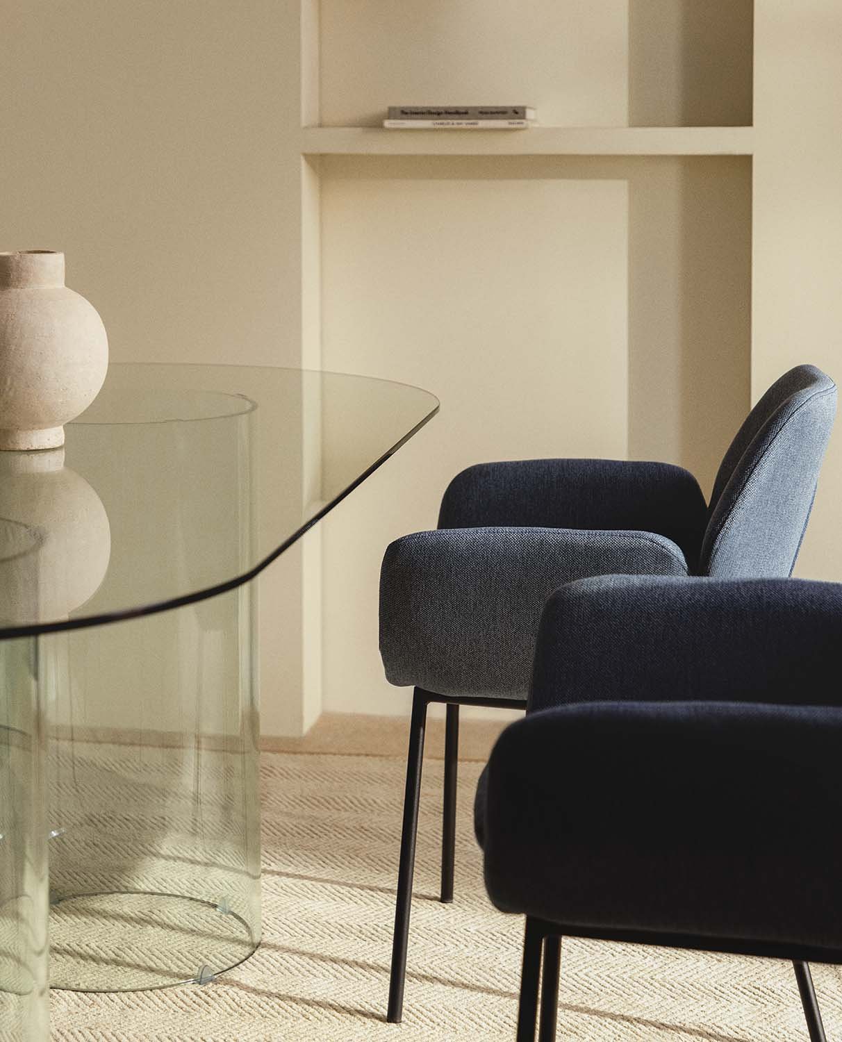 Chaise de salle à manger en métal avec accoudoir et tissu bleu