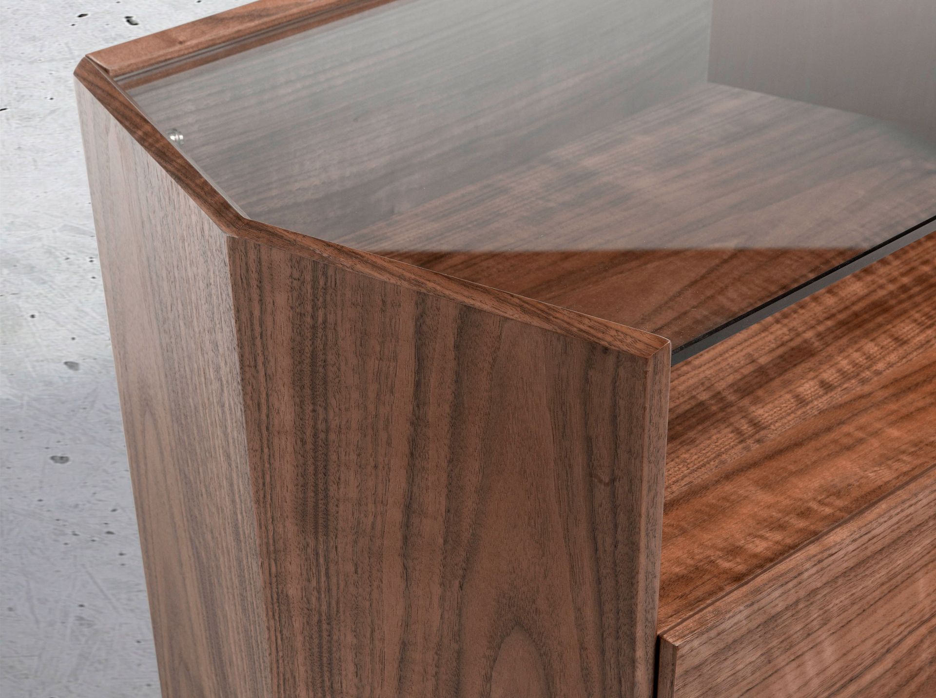 Table de chevet en noyer avec plateau en verre trempé - Finitions verre et noyer — détail 5