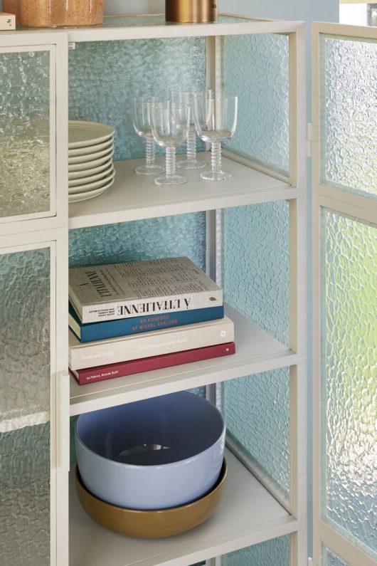 Commode en acier et verre flouté — détail 3