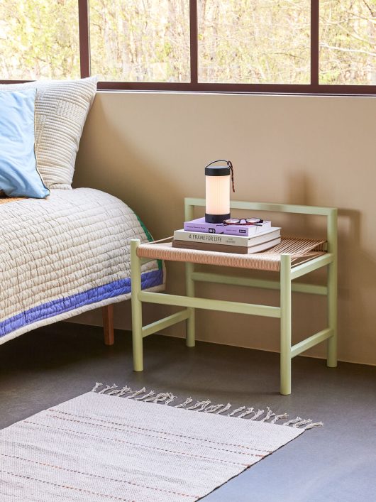 Banc au design scandinave vert clair