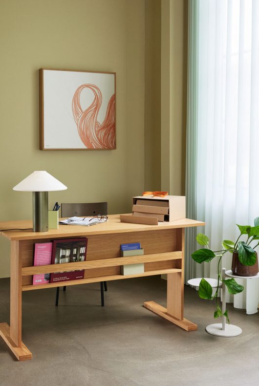 Bureau avec porte-magazines intégré