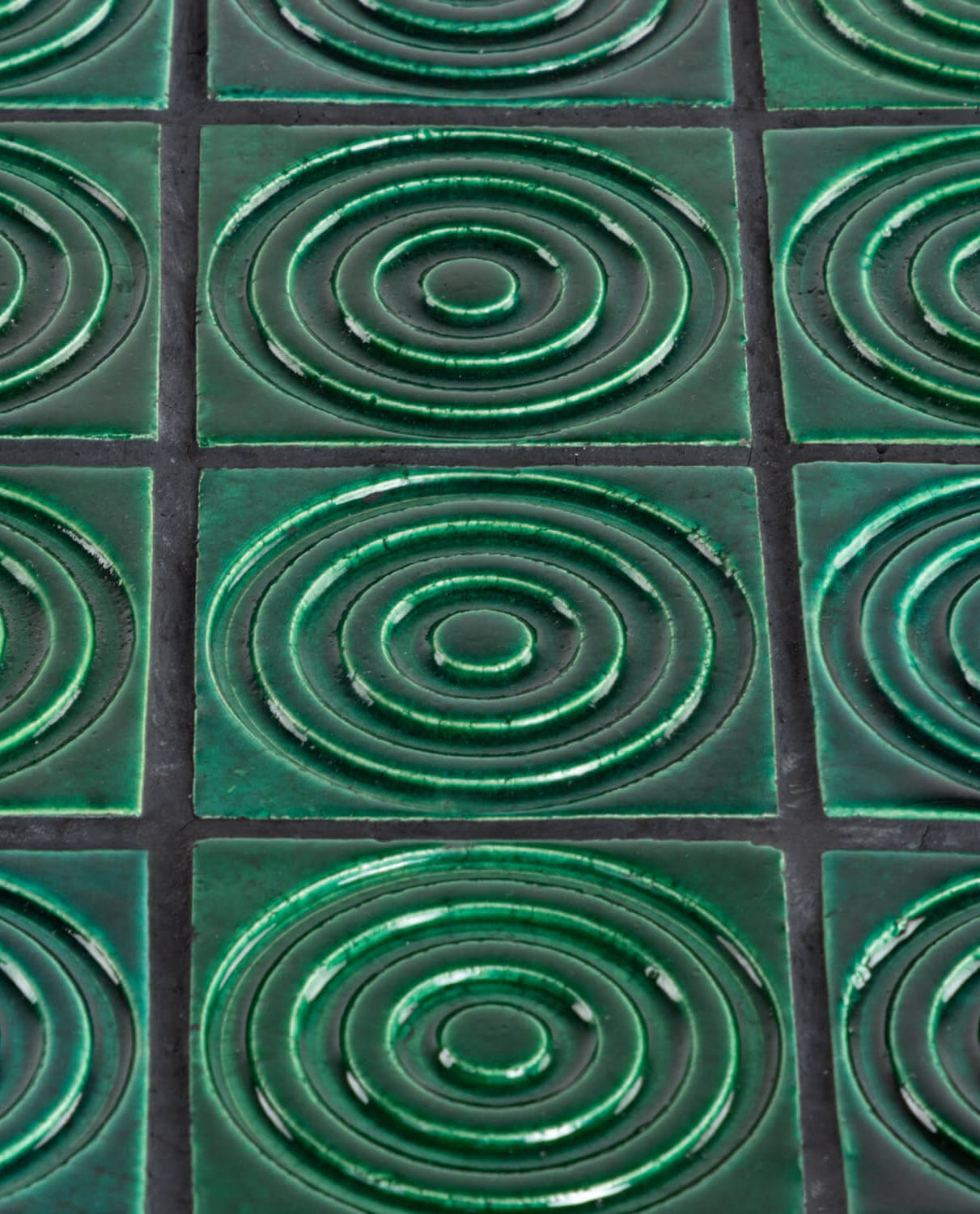 Table d'appoint carré en carreaux et métal — détail 5