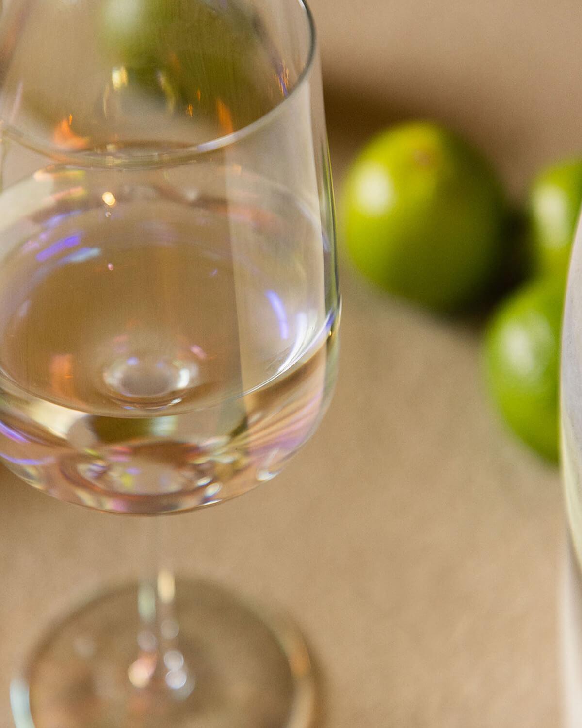 Lot de 4 verres à vin blanc en verre irisé Odin — détail 3