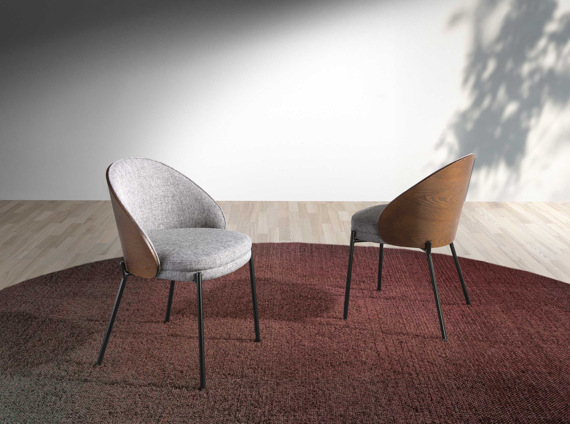 Chaise en tissu gris et noyer - Finitions gris, noyer et noir — détail 3
