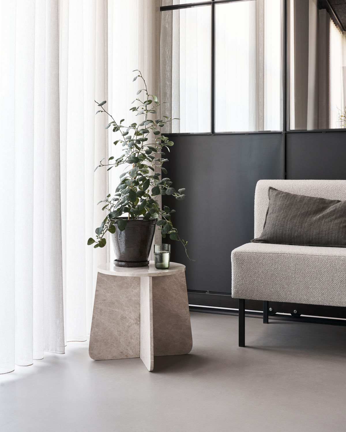 Table d'appoint en marbre beige — détail 3