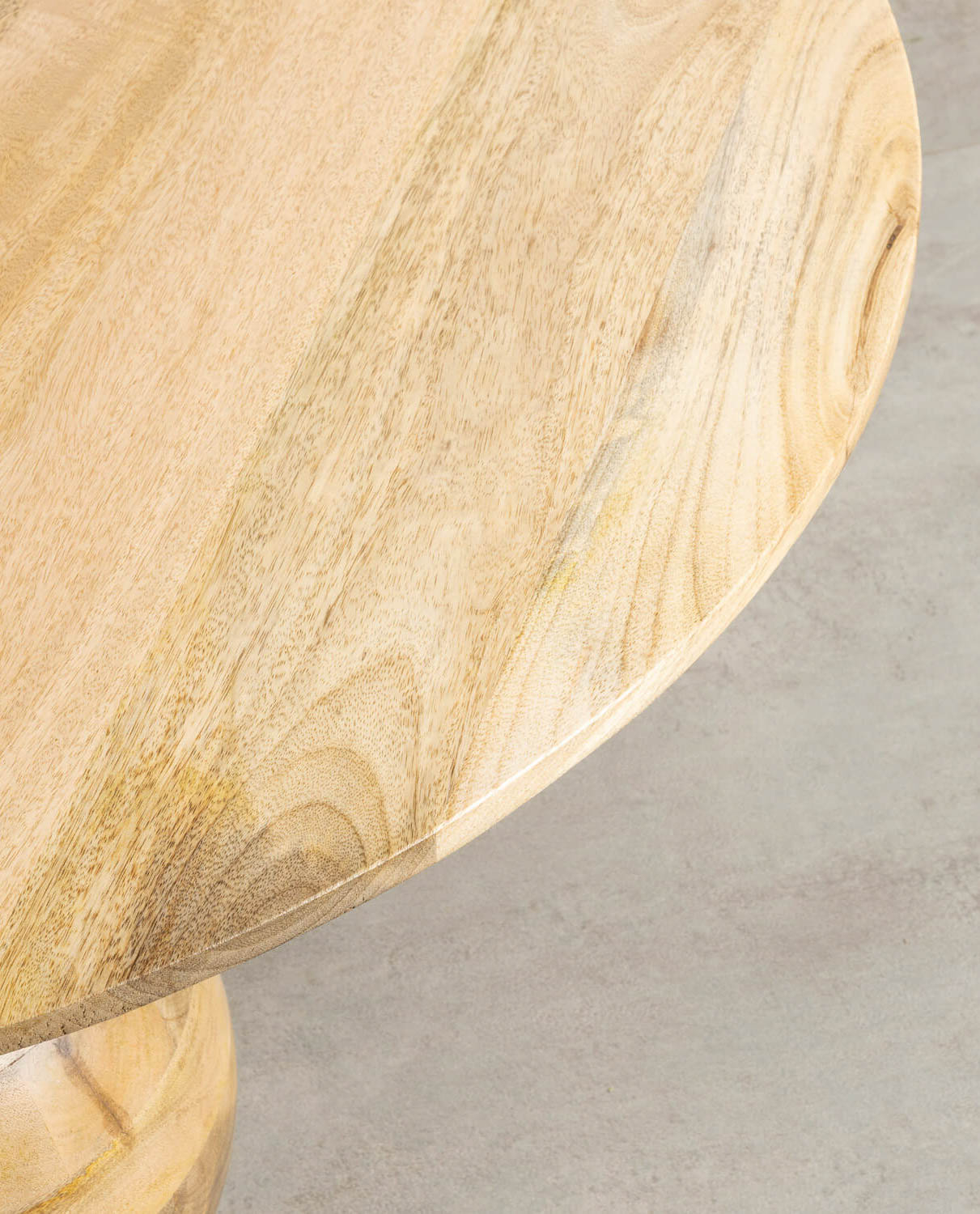Table basse ronde en bois de manguier — détail 4