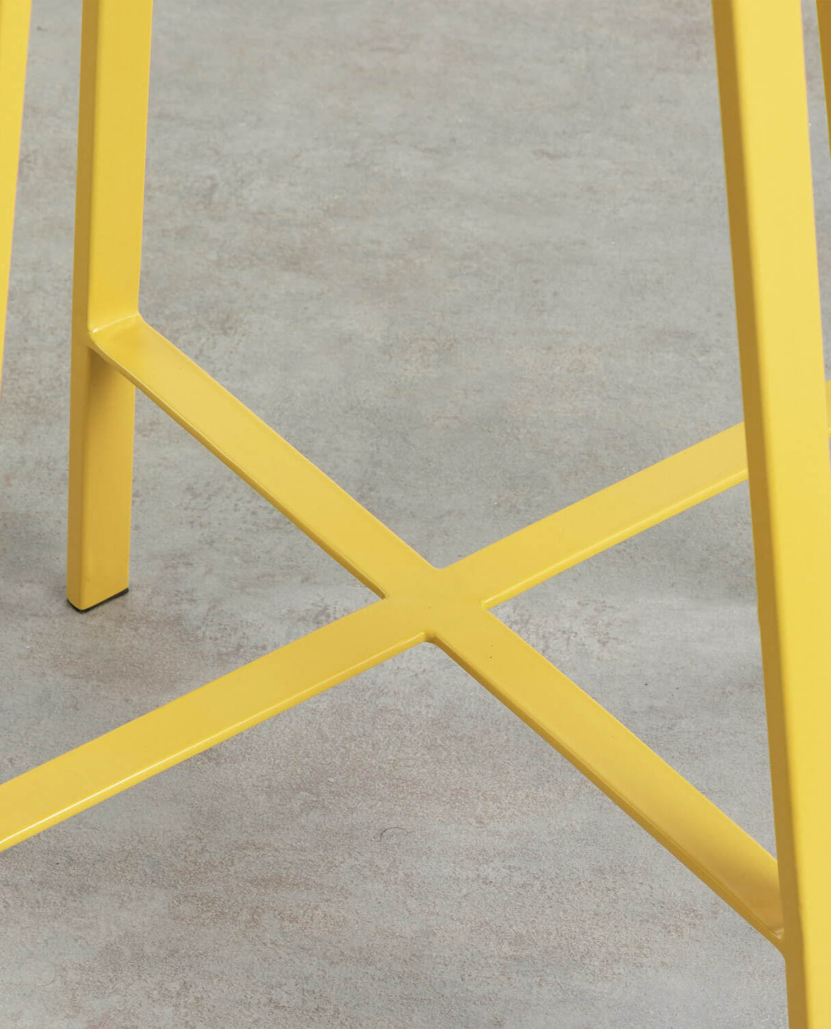 Tabouret haut en métal jaune — détail 4