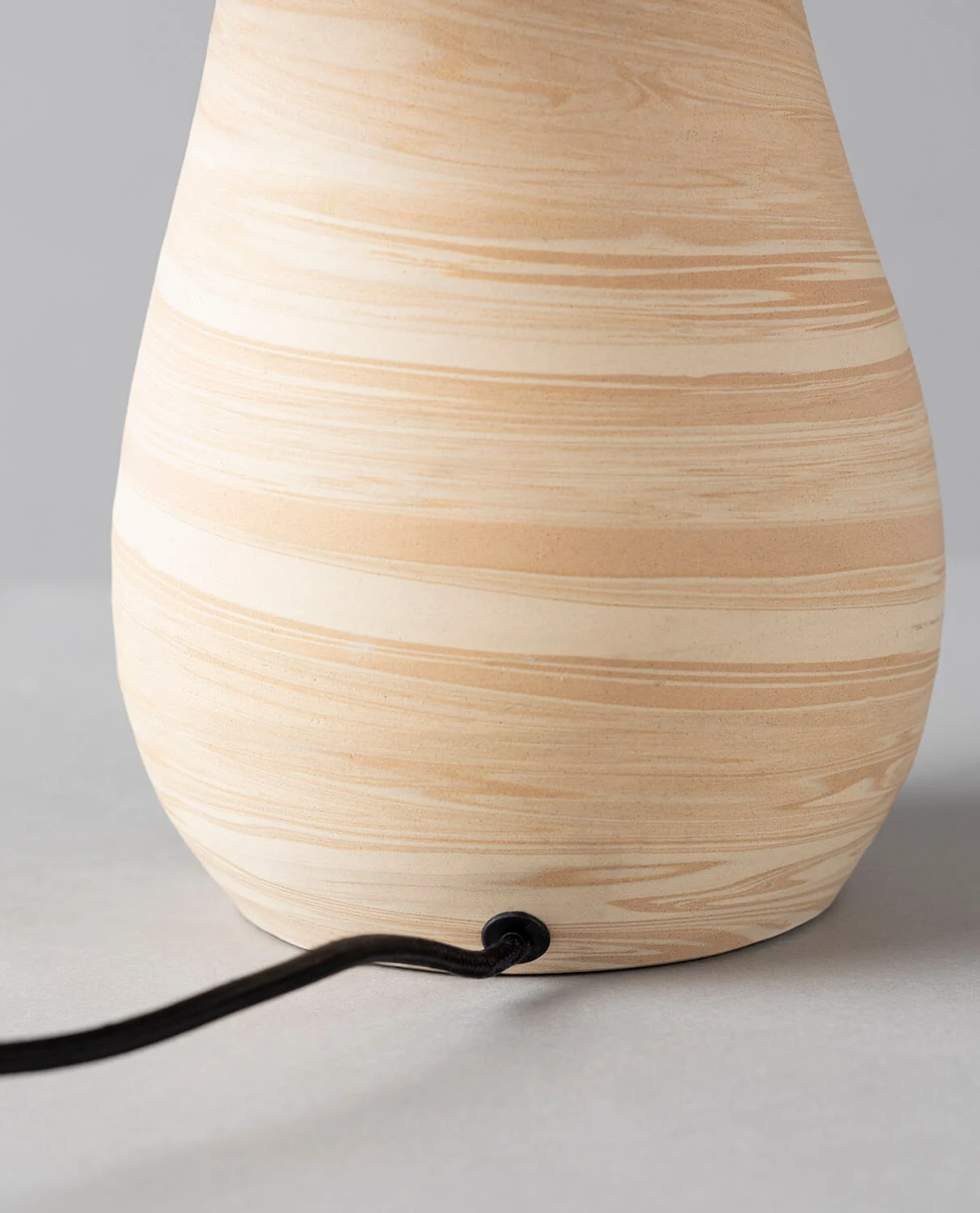 Lampe de table en terre cuite beige — détail 4